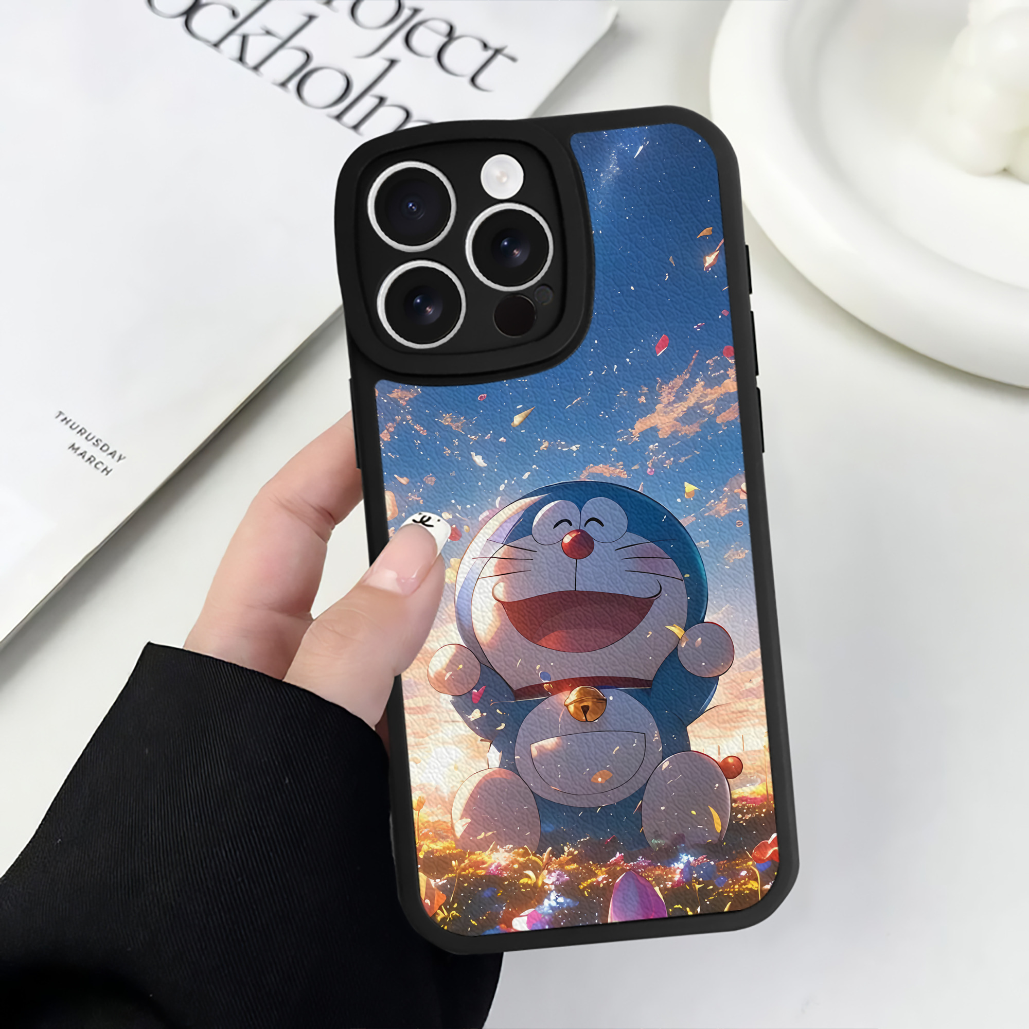 （画像用） ドラえもん Doraemon 【iPhone 16シリーズ対応】シリコンスマホケース（レザー調） 材質：シリコン